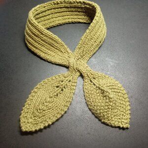 Hand knit leaf neckerchief.  Green wool.